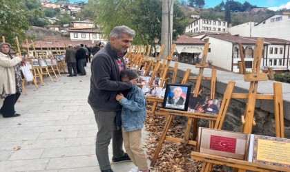 Dedesinin fotoğrafını gördü, gözyaşlarını tutamadı