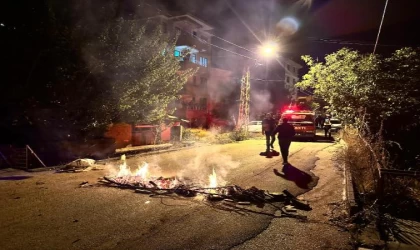 Elektrik kesintisine sinirlenip yolu kapattı