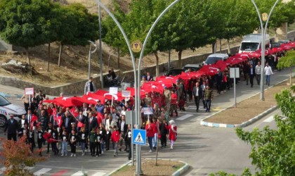 Gercüşte 29 Ekim Cumhuriyet Bayramı etkinlikleri 100 metrelik bayrak yürüyüşüyle başladı