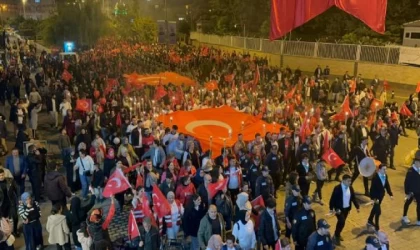 Iğdırlılar ’Cumhuriyet’ için saat ’19.23’te yürüdü