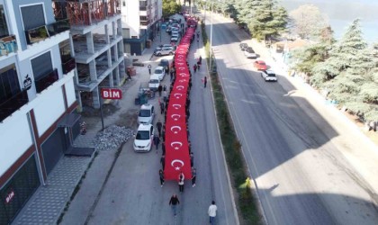 Ispartada 100 metre uzunluğunda Türk bayrağı ile Cumhuriyet coşkusu