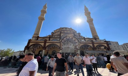 İsrailin saldırılarında hayatını kaybeden Filistinliler için gıyabi cenaze namazı kılındı