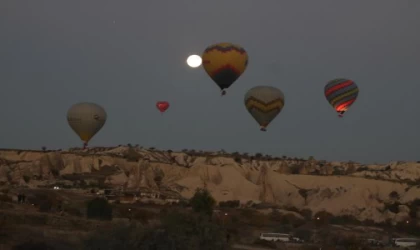 Kapadokya’da 100’üncü yılda 100 balon, 100 bayrakla havalandı