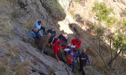 Kayalıklardan düştü, ambulans helikopterle hastaneye kaldırıldı