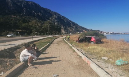 Kaza yapan genç çift sarılarak birbirini teselli etti