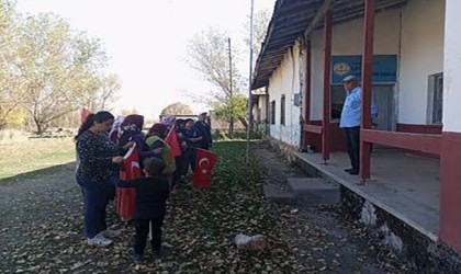 Köylerinde çocuk olmayınca Cumhuriyetin 100. yılını ezberledikleri şiirlerle kutladılar