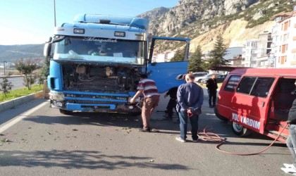 Lastiği patlayan tır karşı şeride geçti