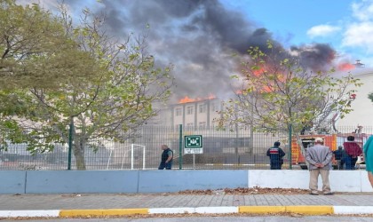 Lüleburgazda kız meslek lisesinde çatı yangını