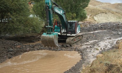 Malazgirtte sel riski taşıyan derede temizlik çalışması