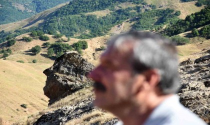 Muşta Ovaya Bakan Adam kaya taşı görenleri hayran bırakıyor