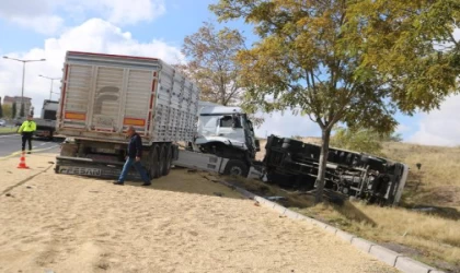 Nevşehir’de TIR, buğday yüklü kamyonete çarptı: 4 yaralı