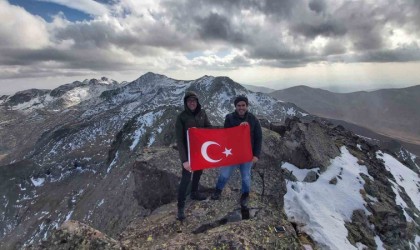 Öğretmenler Cumhuriyetin 100. yılını 3 bin 331 metre yükseklikte kutladılar