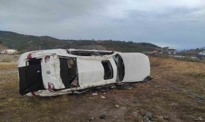 Osmaniyede otomobil şarampole devrildi: 1i ağır 3 yaralı