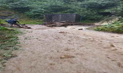 Rize’de şidetli sağanak heyelana neden oldu: 8 köy yolu ulaşıma kapandı