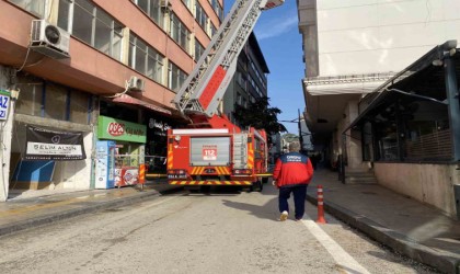 Rüzgardan kırılıp kaldırıma düşen cam kırıkları esnaf ve vatandaşları korkuttu