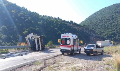 Şarampole devrilen kamyonun sürücüsü yaralandı