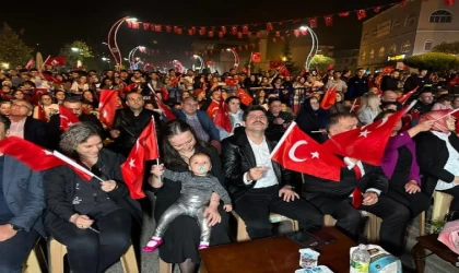 Şarkıcı Betül Demir, Cumhuriyet’in 100’üncü yılında Bartınlıları coşturdu