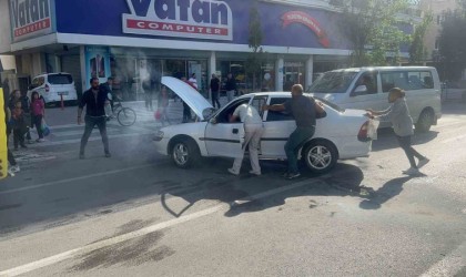 Seyir halinde yanan otomobili vatandaşlar söndürdü