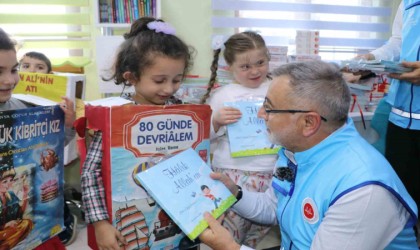 TDVden “Hediyem Kitap Olsun” kampanyasıyla Rizedeki okula kitap desteği