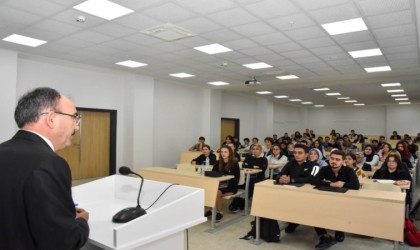 Tıp fakültesi öğrencilerine ilk ders Rektör Beydemirden