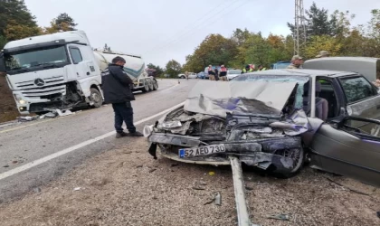 TIR ile otomobil kafa kafaya çarpıştı: 3 ölü, 3 yaralı