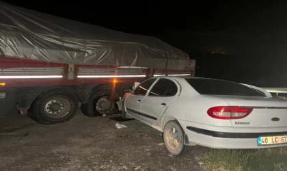 TIR’a çarpan otomobildeki polis ile eşi yaşamını yitirdi