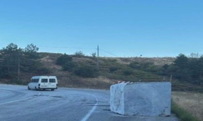 Tırın dorsesinden düşen mermer blok trafiği aksattı