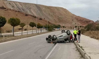 Tokatta kaldırıma çarpan araç takla attı: 3 yaralı