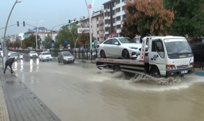 Tuncelide sağanak sonrası yollar göle döndü, vatandaş tepki gösterdi