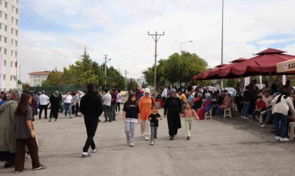 Üniversiteyi yeni kazanan öğrencilere Karamanda sıcak karşılama