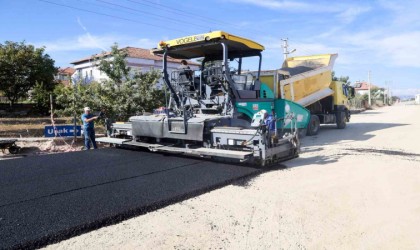 Uşak Belediyesi asfalt serim çalışması devam ediyor