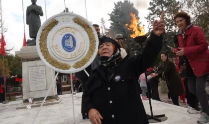 10 Kasım törenine katılan kadından Ata’ya şiir