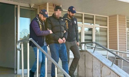 3 yıl 4 ay kesinleşmiş hapis cezasıyla aranıyordu, siber polise yakalandı