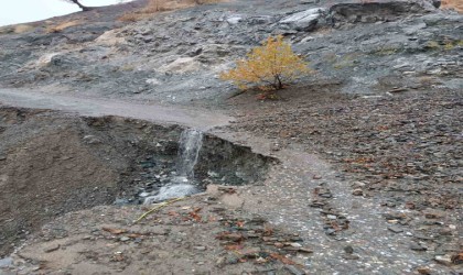 Adıyamanda heyelanda kapanan köy yollarını açmak için çalışmalar sürüyor