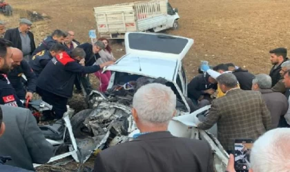 Adıyaman’da, kamyonetle otomobil kafa kafaya çarpıştı: 1 ölü, 3 yaralı