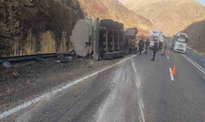 Ağrıda kaza yapan tanker sürücüsü hayatını kaybetti