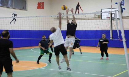 Ağrıda öğretmenler voleybol turnuvasında ter döktü