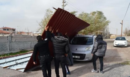 Aksaray’da fırtına; seyir halindeki otomobilin üzerine çatı düştü