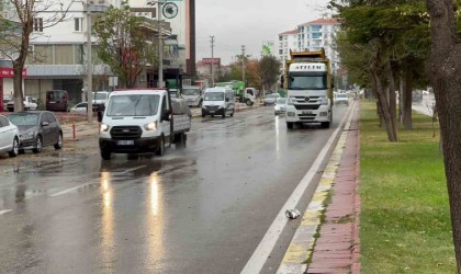 Aksarayda rüzgar yağmurla birlikte etkisini artırdı