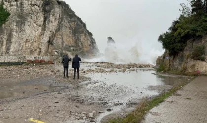 Amasra’da fırtına; tekneler limana çekildi