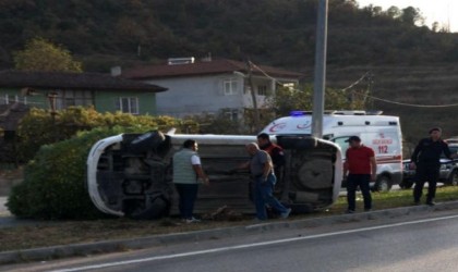 Amasyada kontrolden çıkan otomobil refüje devrildi: 4 yaralı