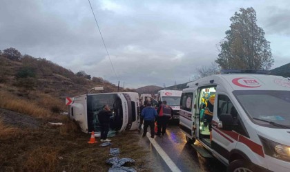 Amasyada yolcu otobüsü devrildi: 27 yaralı