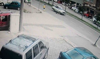 Arkadaşıyla oyun oynuyordu: Yola koşan çocuk seyir halindeki otomobilin altında metrelerce sürüklendi