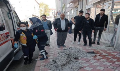 Balkondan düşen yaşlı adamın feci ölümü kamerada