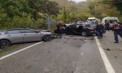 Bartın’da iki otomobil çarpıştı: 1 ölü, 5 yaralı