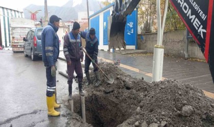 Belediye arıza ekibinin zorlu mesaisi