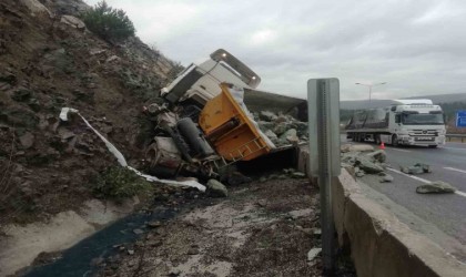 Bilecikte taş yüklü kamyon devrildi; 1 hafif yaralı