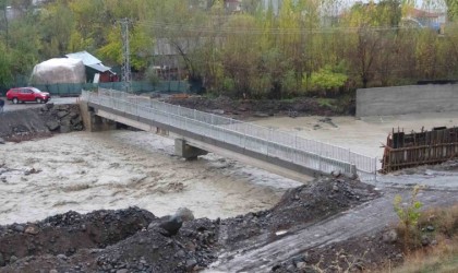 Bingölde aşırı yağış nedeniyle dereler taştı, yaya köprüsü geçici olarak kapatıldı