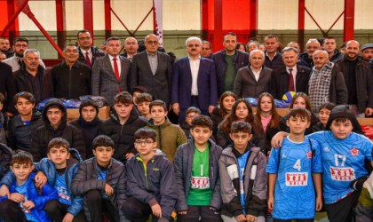 Boluda amatör spor kulüpleri ile sporculara malzeme yardımı yapıldı