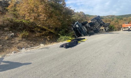 Çorumda iş makinesi yüklü tır devrildi: 2 ölü